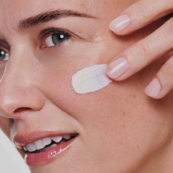 Clarins Crema de Zi Extra-Firming Toate Tipurile de Ten SPF15 50ml aplicare