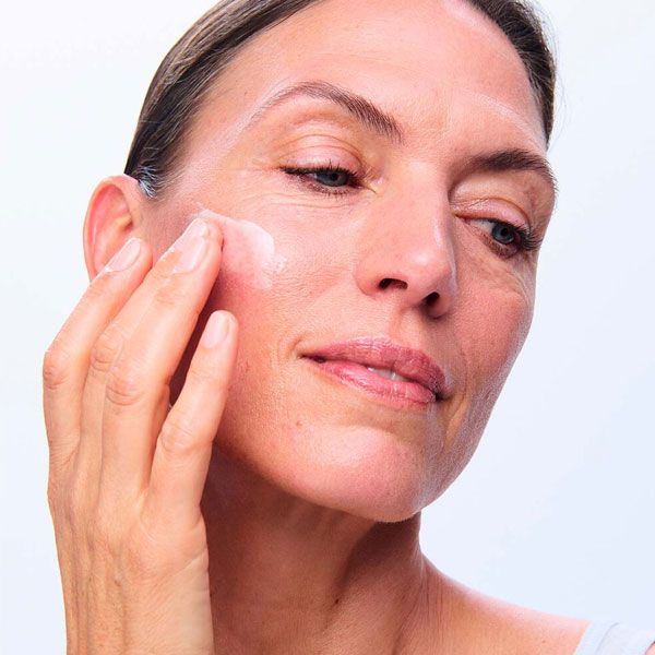 Clarins Super Restorative Day Cream Crema pentru Ten Uscat 50ml aplicare