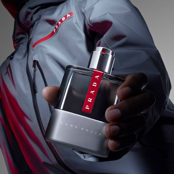 Prada Luna Rossa Apa de Toaleta pentru Barbati Detalii Sticla