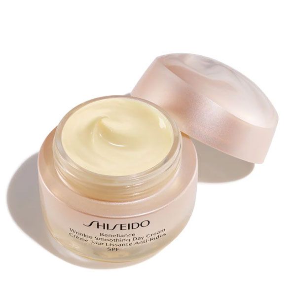 Shiseido Benefiance Wrinkle Smoothing SPF25 Crema de Zi Antirid 50ml prezentare